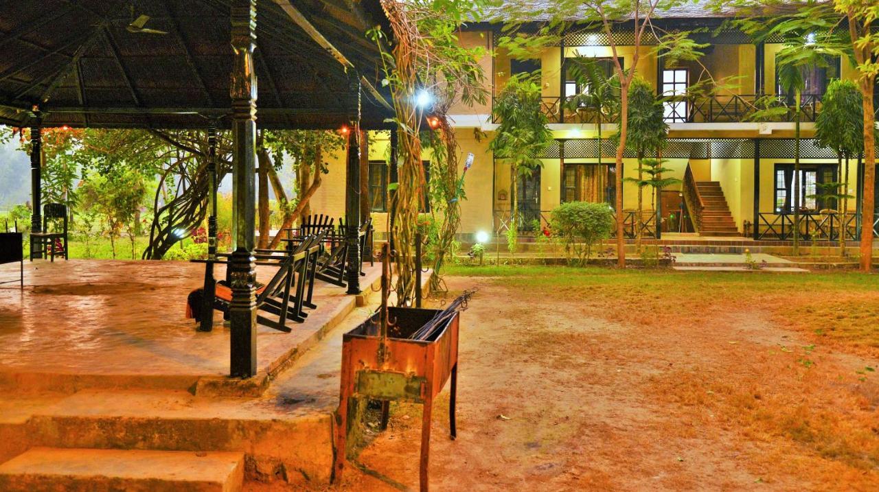 Hotel Parkside & Swimming Pool-Between Greenery And Azure ,Your Perfect Retreat Chitwan Exteriér fotografie