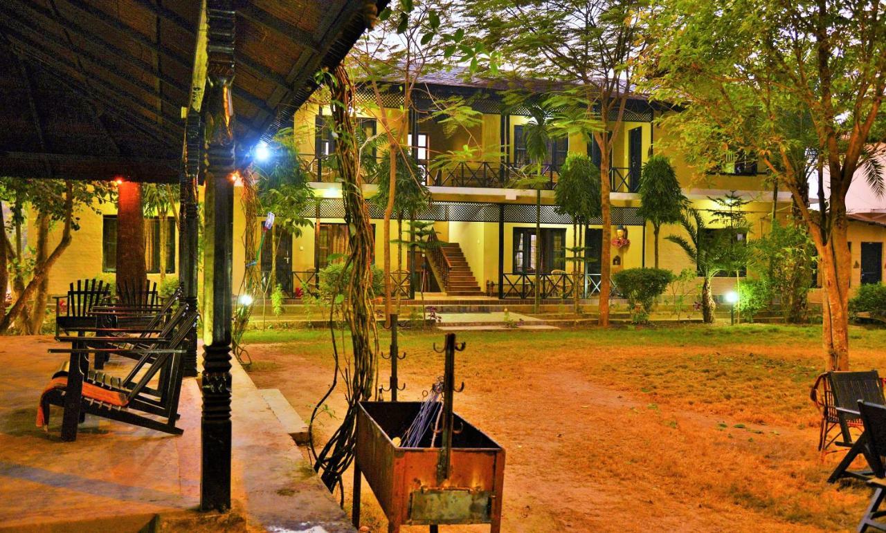 Hotel Parkside & Swimming Pool-Between Greenery And Azure ,Your Perfect Retreat Chitwan Exteriér fotografie