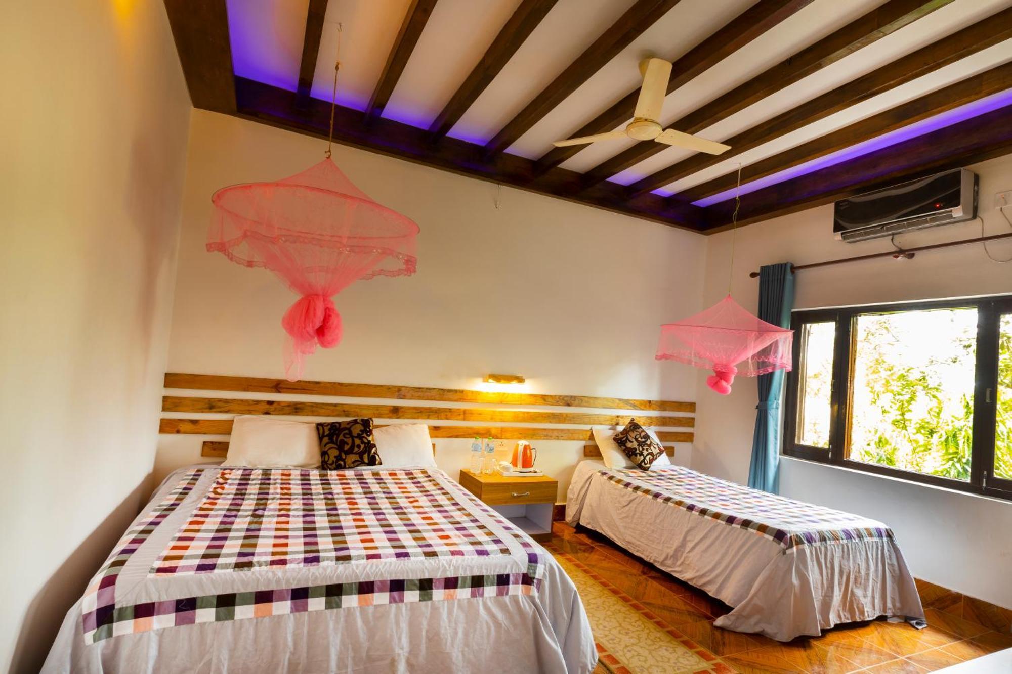 Hotel Parkside & Swimming Pool-Between Greenery And Azure ,Your Perfect Retreat Chitwan Exteriér fotografie