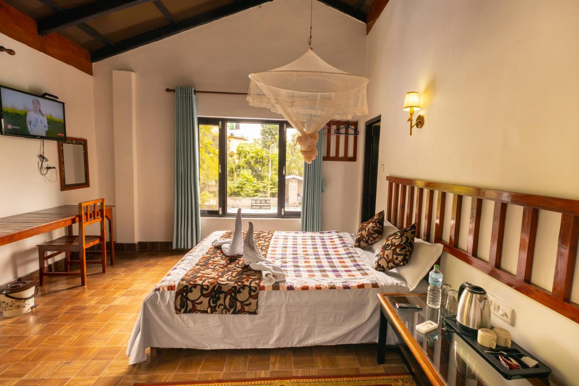 Hotel Parkside & Swimming Pool-Between Greenery And Azure ,Your Perfect Retreat Chitwan Exteriér fotografie