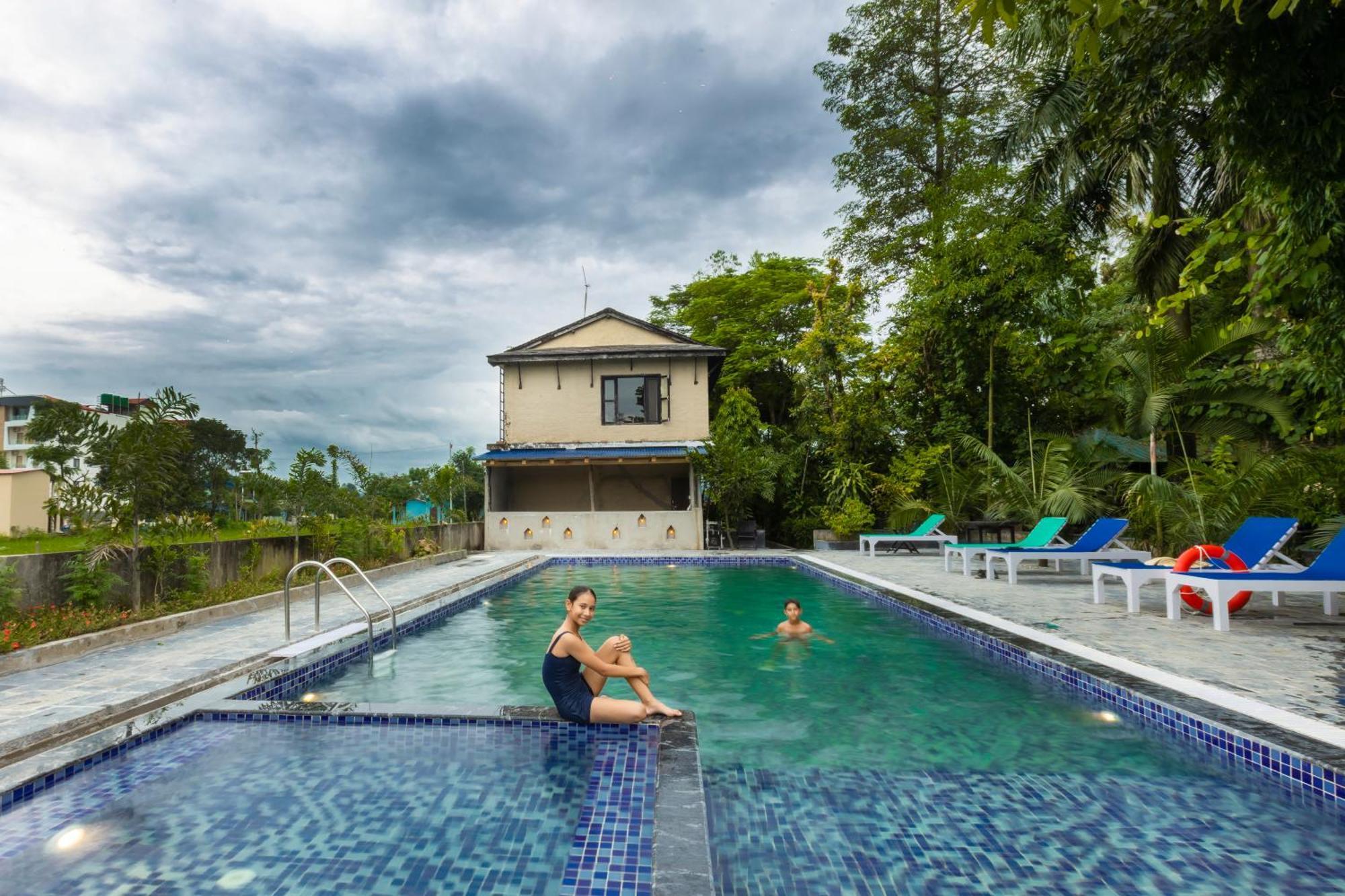 Hotel Parkside & Swimming Pool-Between Greenery And Azure ,Your Perfect Retreat Chitwan Exteriér fotografie