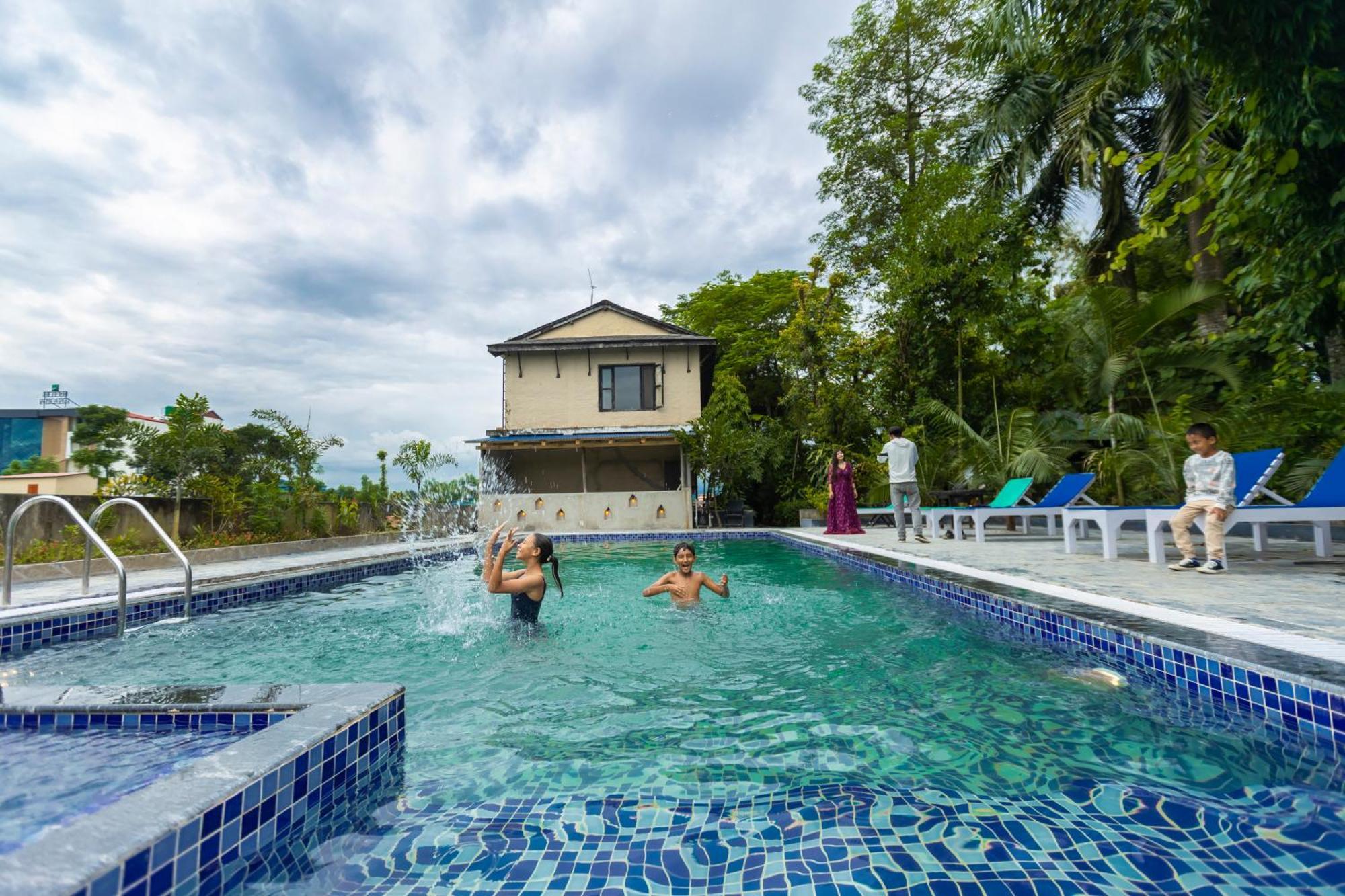 Hotel Parkside & Swimming Pool-Between Greenery And Azure ,Your Perfect Retreat Chitwan Exteriér fotografie