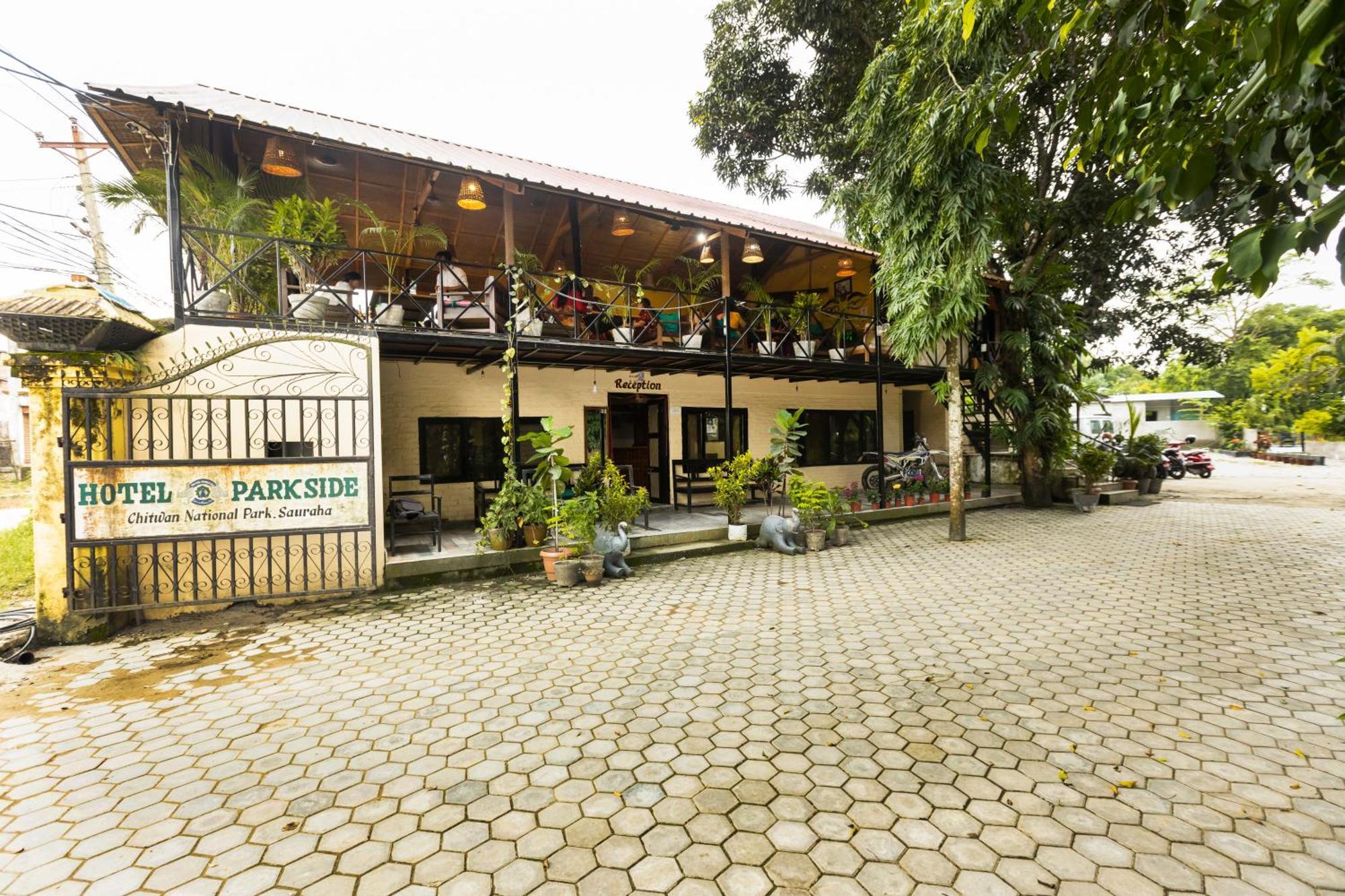 Hotel Parkside & Swimming Pool-Between Greenery And Azure ,Your Perfect Retreat Chitwan Exteriér fotografie