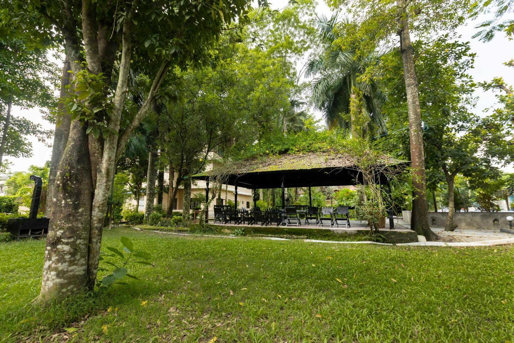 Hotel Parkside & Swimming Pool-Between Greenery And Azure ,Your Perfect Retreat Chitwan Exteriér fotografie