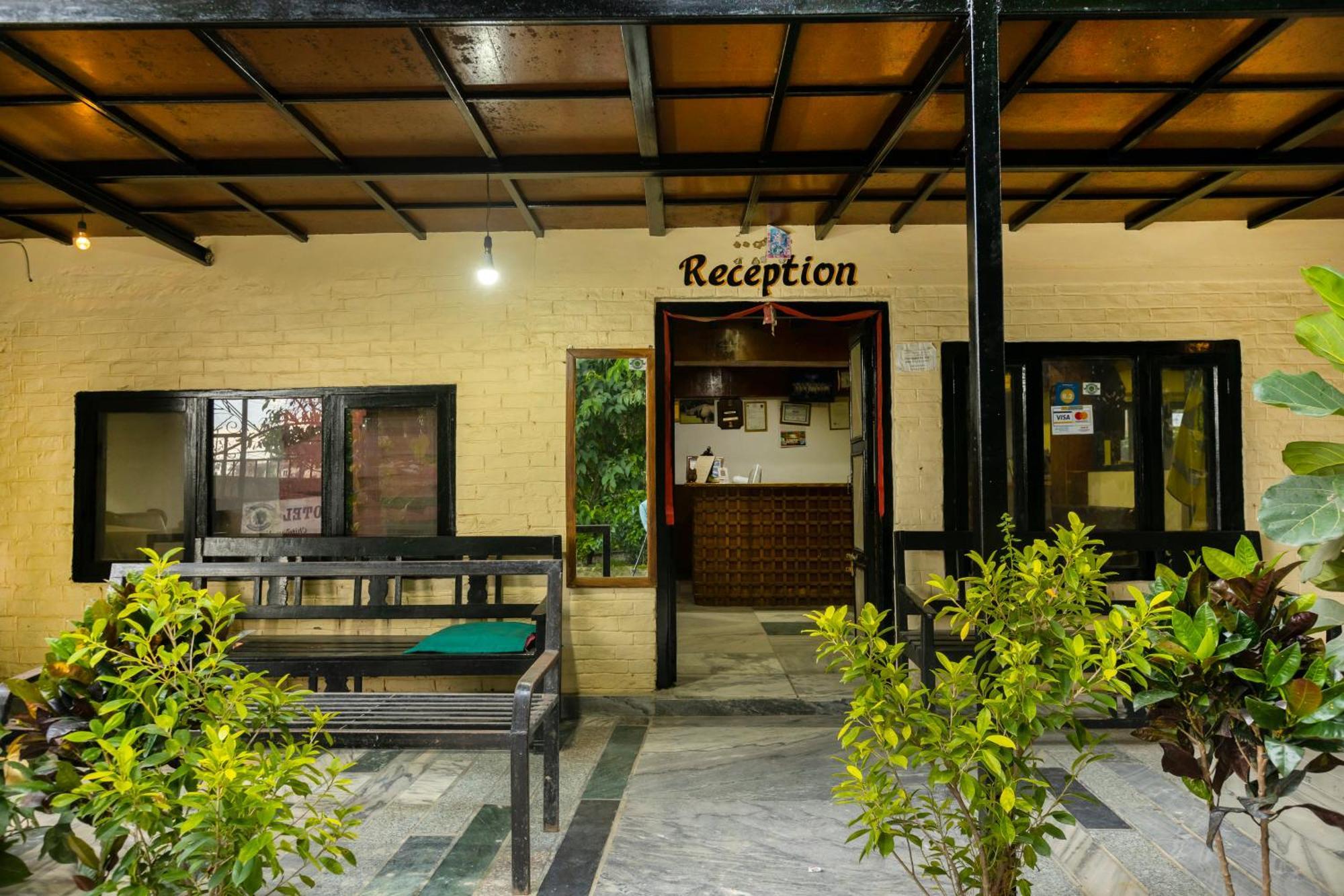 Hotel Parkside & Swimming Pool-Between Greenery And Azure ,Your Perfect Retreat Chitwan Exteriér fotografie
