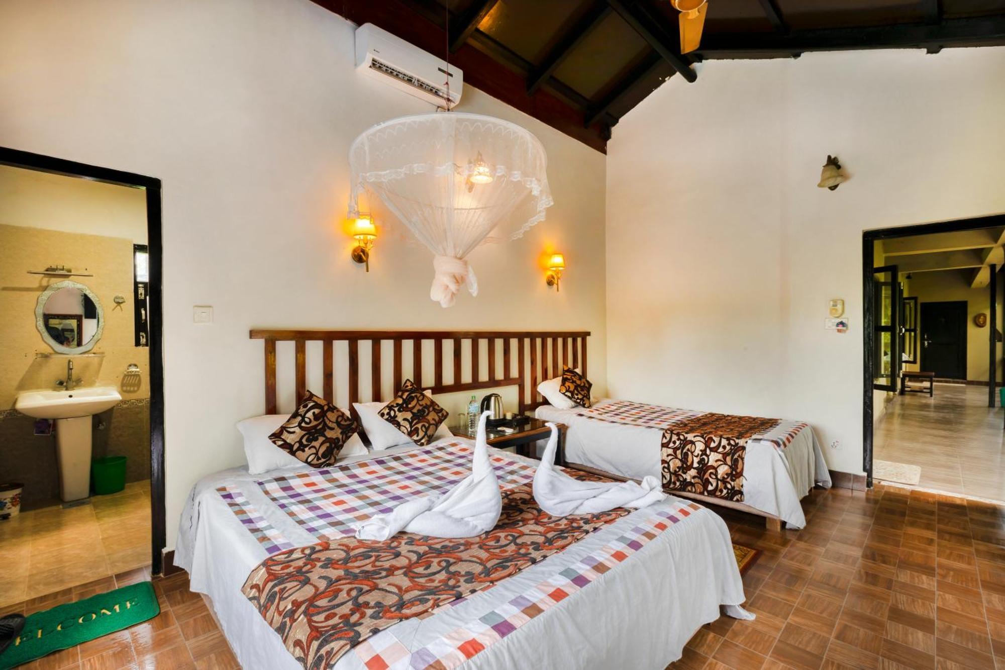 Hotel Parkside & Swimming Pool-Between Greenery And Azure ,Your Perfect Retreat Chitwan Exteriér fotografie