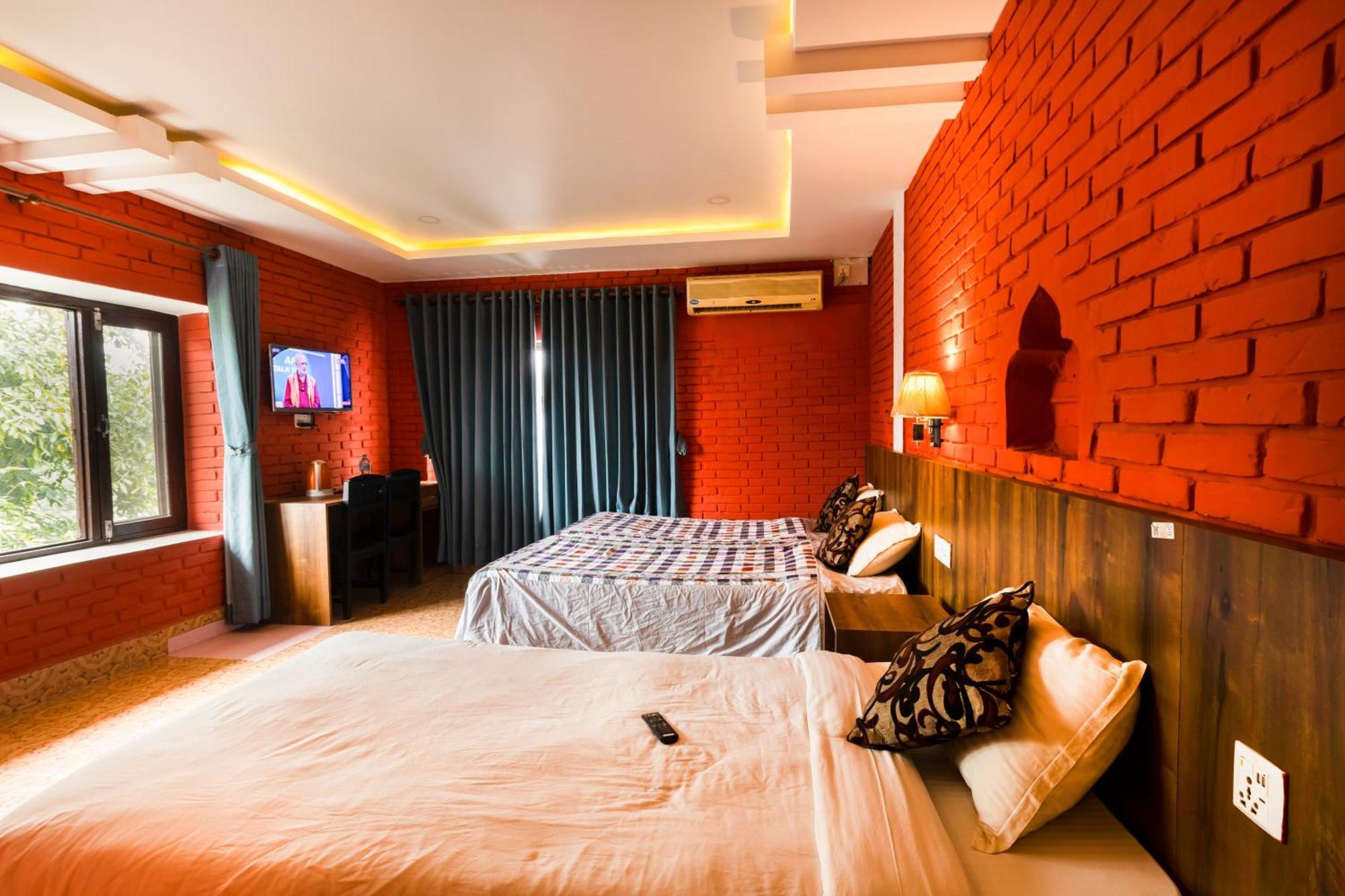 Hotel Parkside & Swimming Pool-Between Greenery And Azure ,Your Perfect Retreat Chitwan Exteriér fotografie