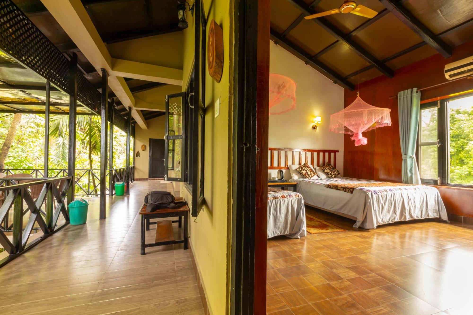 Hotel Parkside & Swimming Pool-Between Greenery And Azure ,Your Perfect Retreat Chitwan Exteriér fotografie
