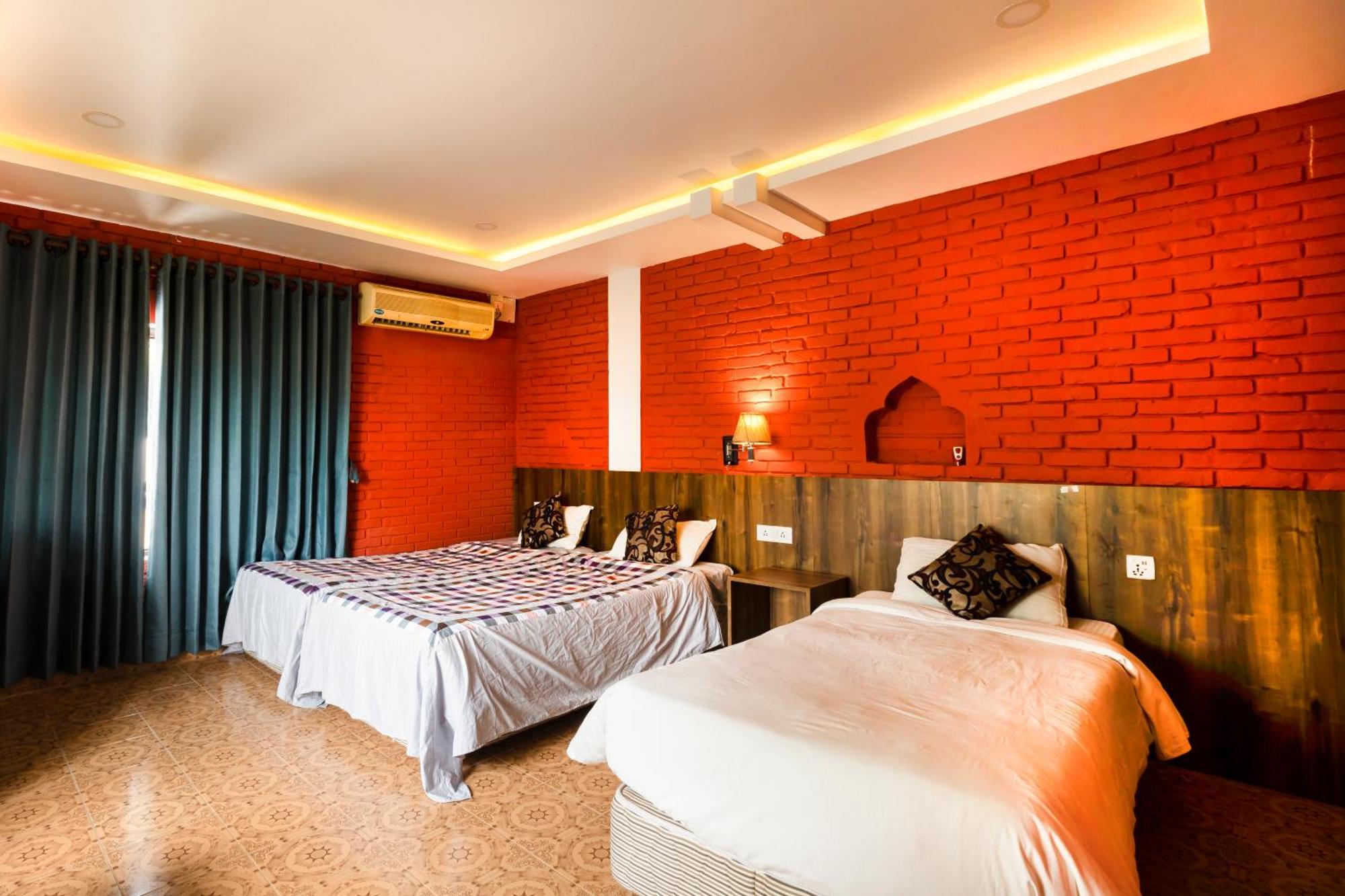 Hotel Parkside & Swimming Pool-Between Greenery And Azure ,Your Perfect Retreat Chitwan Exteriér fotografie