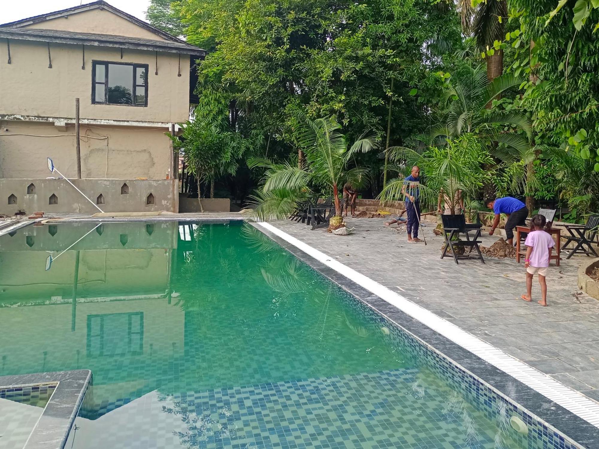 Hotel Parkside & Swimming Pool-Between Greenery And Azure ,Your Perfect Retreat Chitwan Exteriér fotografie