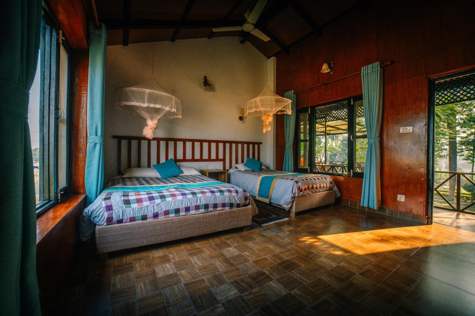 Hotel Parkside & Swimming Pool-Between Greenery And Azure ,Your Perfect Retreat Chitwan Exteriér fotografie