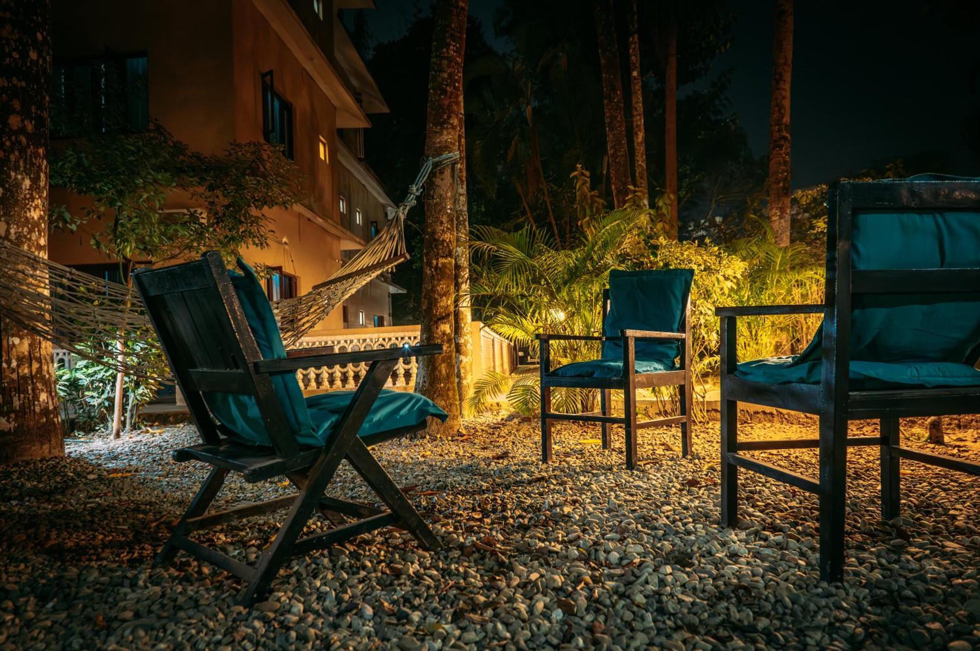 Hotel Parkside & Swimming Pool-Between Greenery And Azure ,Your Perfect Retreat Chitwan Exteriér fotografie