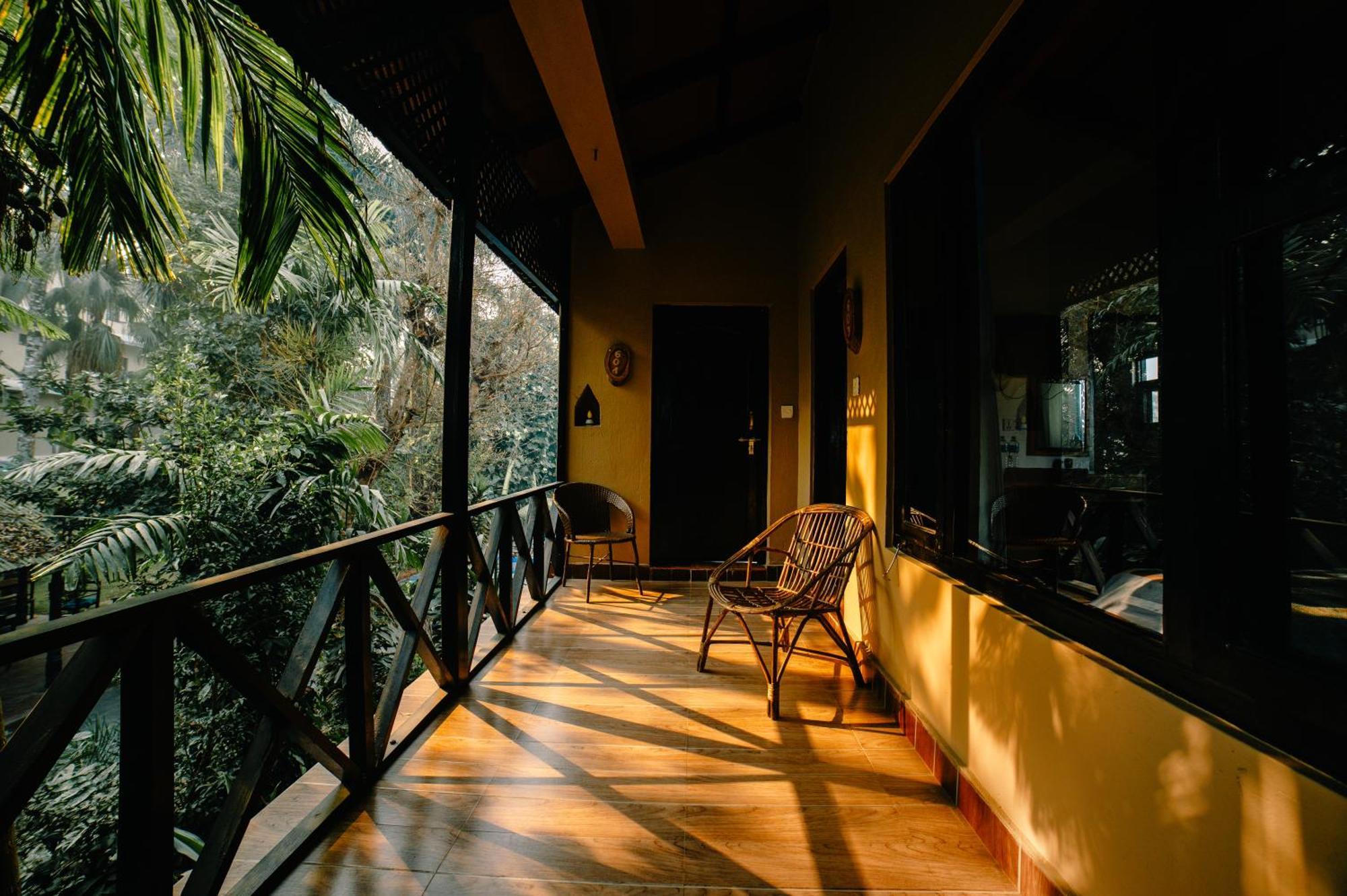Hotel Parkside & Swimming Pool-Between Greenery And Azure ,Your Perfect Retreat Chitwan Exteriér fotografie