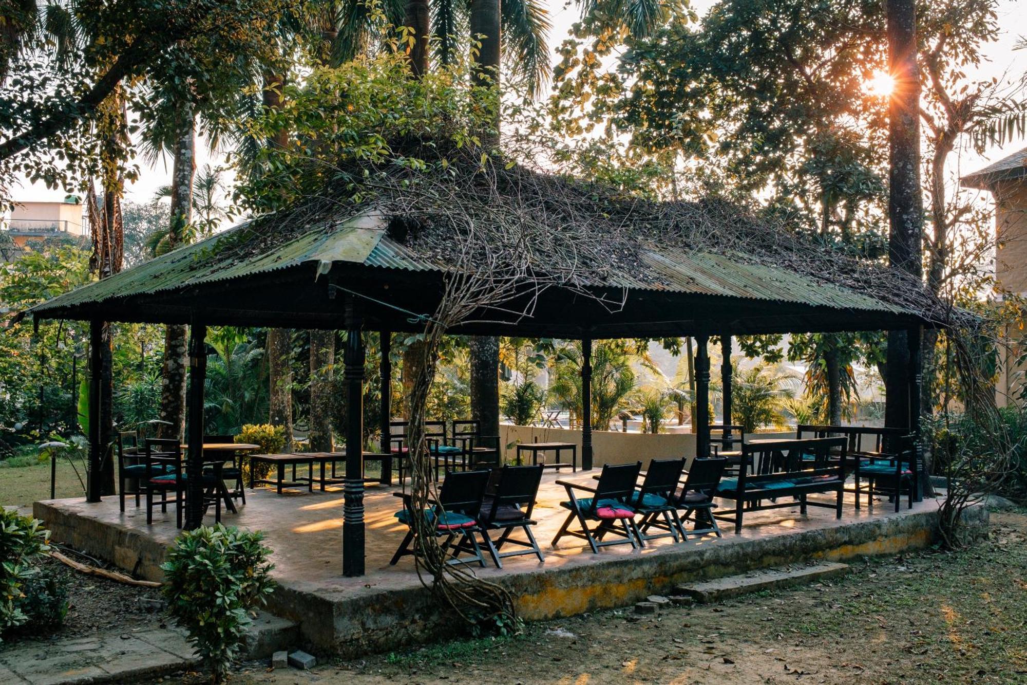 Hotel Parkside & Swimming Pool-Between Greenery And Azure ,Your Perfect Retreat Chitwan Exteriér fotografie