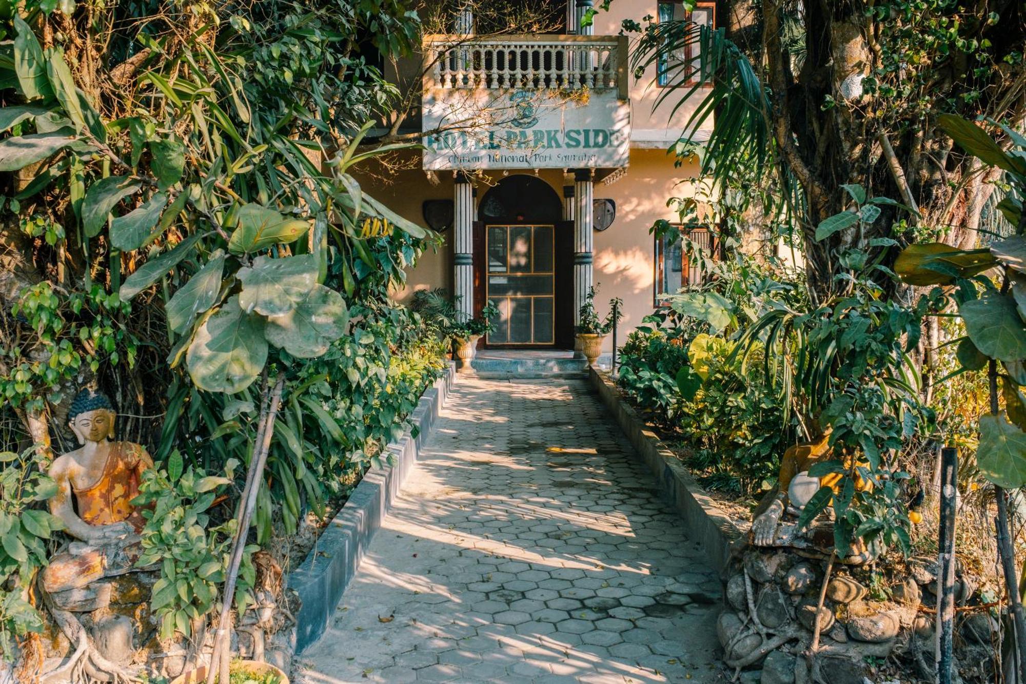 Hotel Parkside & Swimming Pool-Between Greenery And Azure ,Your Perfect Retreat Chitwan Exteriér fotografie