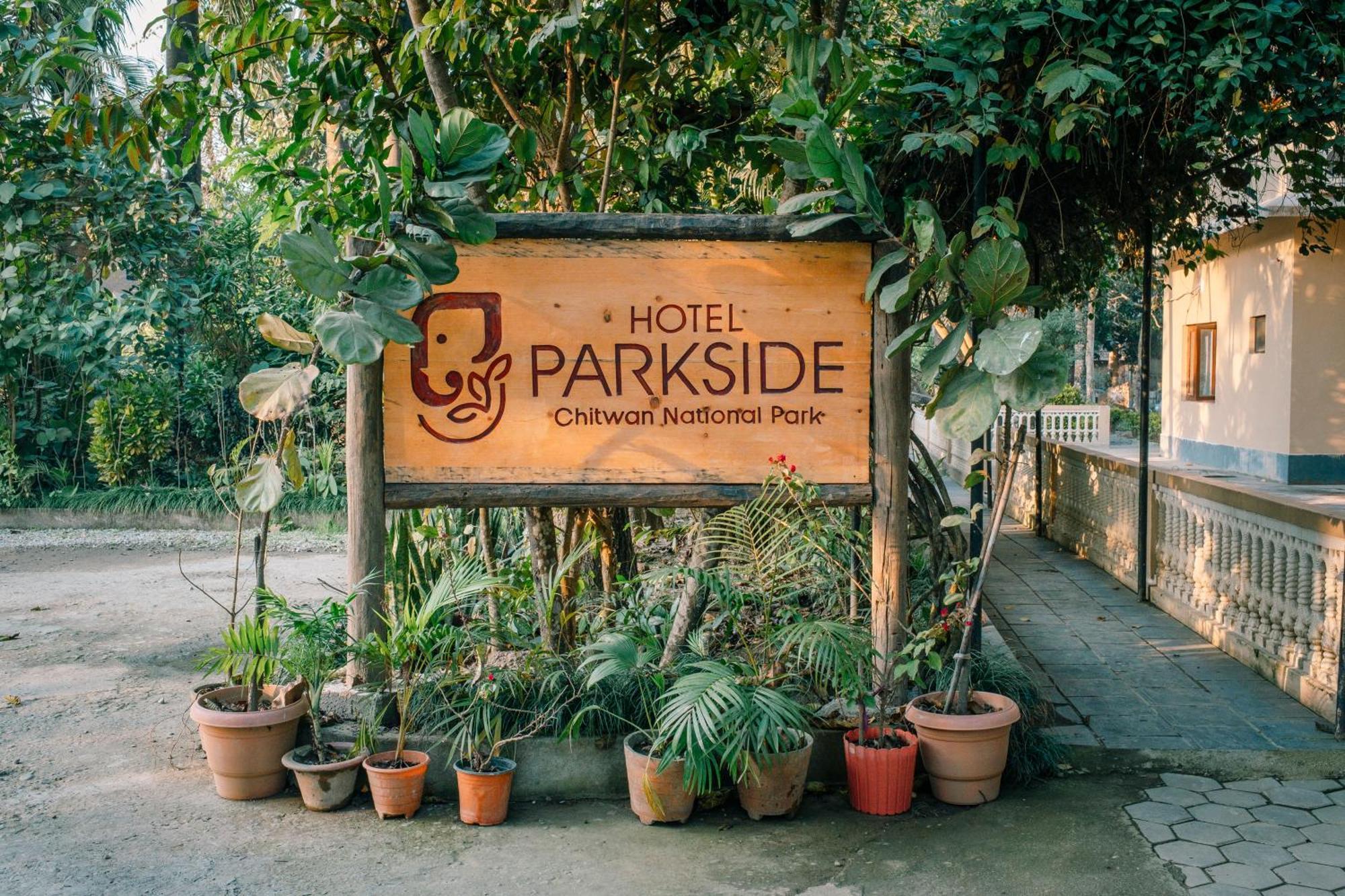 Hotel Parkside & Swimming Pool-Between Greenery And Azure ,Your Perfect Retreat Chitwan Exteriér fotografie