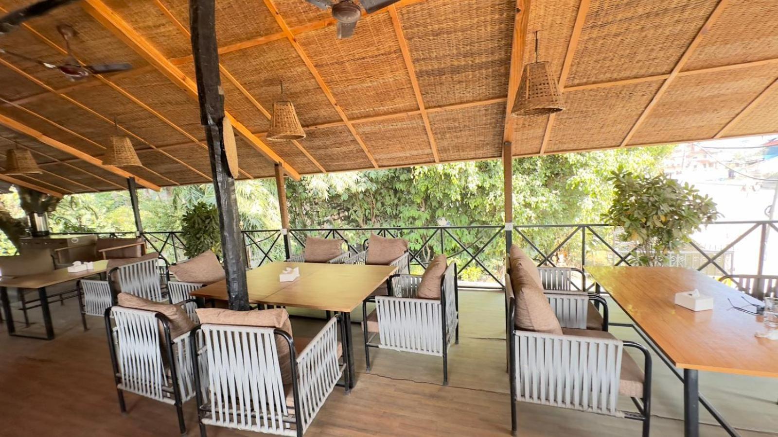 Hotel Parkside & Swimming Pool-Between Greenery And Azure ,Your Perfect Retreat Chitwan Exteriér fotografie