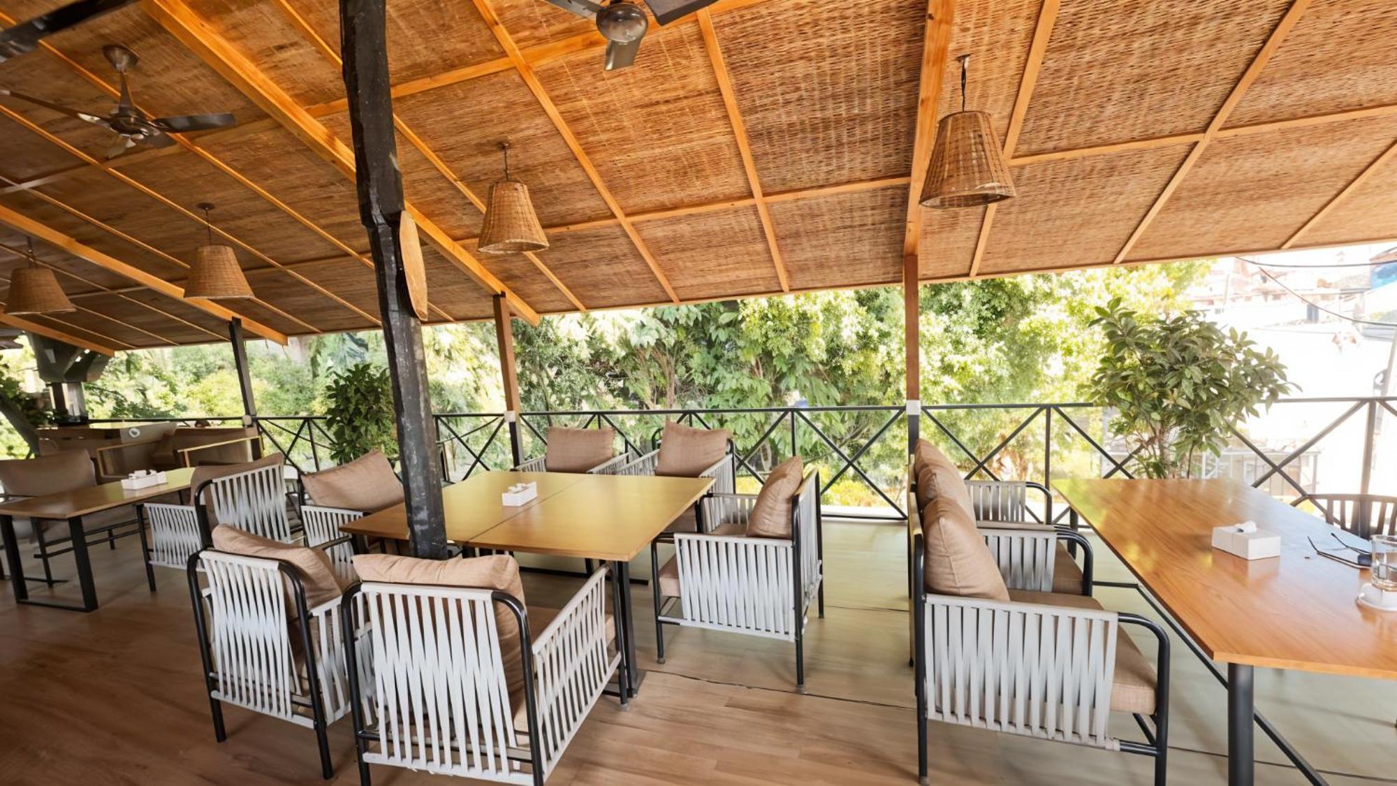 Hotel Parkside & Swimming Pool-Between Greenery And Azure ,Your Perfect Retreat Chitwan Exteriér fotografie